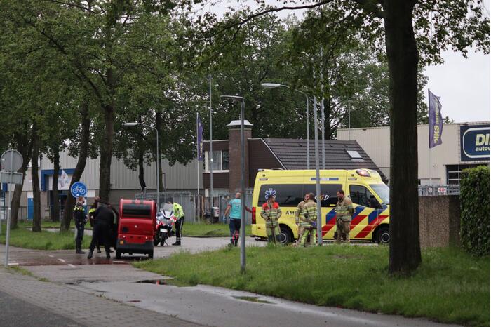 Brommobiel botst op personenauto