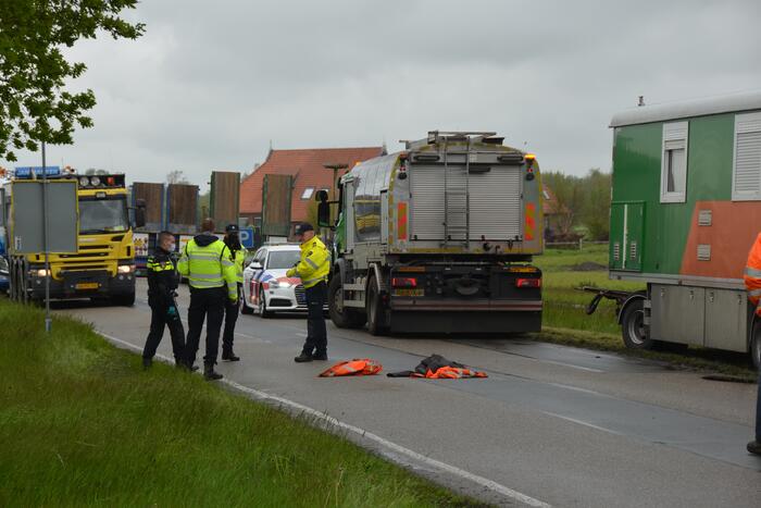 Vrachtwagen botst op kruising