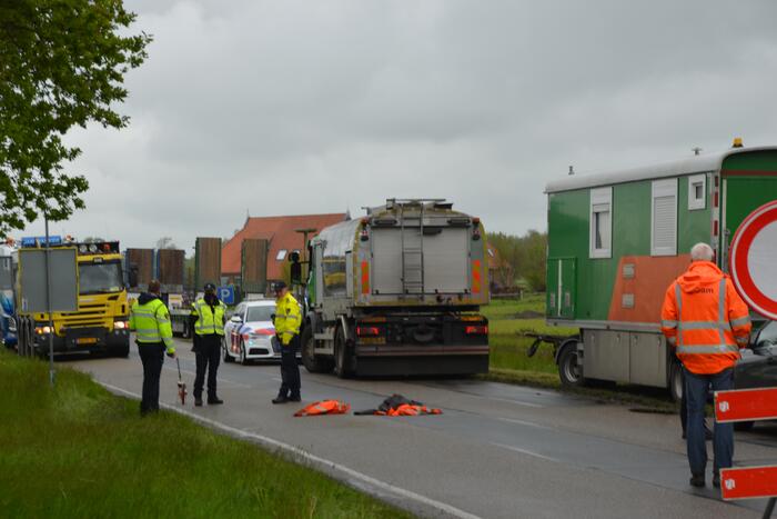 Vrachtwagen botst op kruising