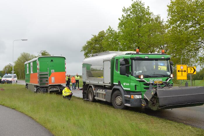 Vrachtwagen botst op kruising