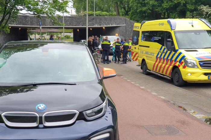 Jonge fietser geschept bij oversteekplaats