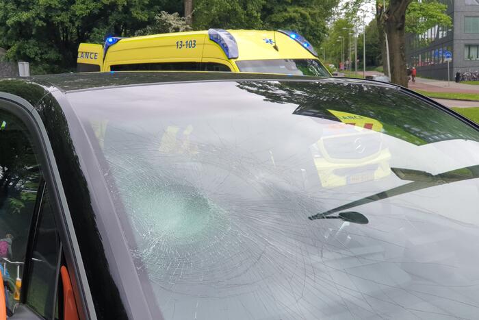 Jonge fietser geschept bij oversteekplaats