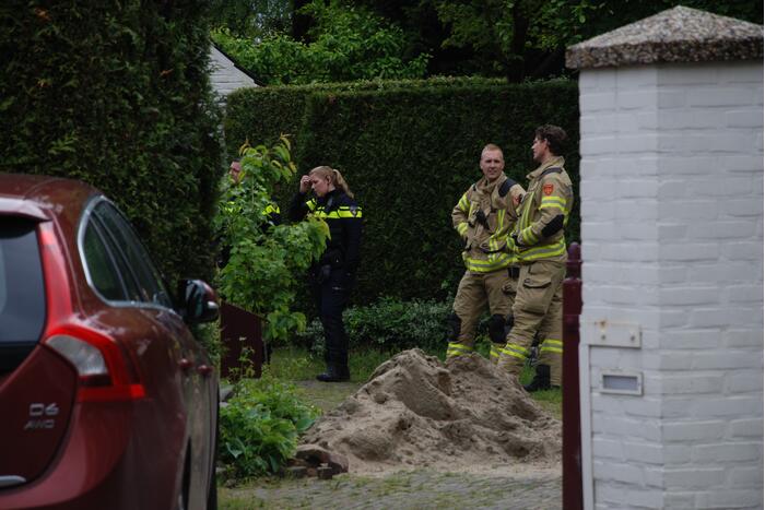 Brandweer blust brand in schoorsteen