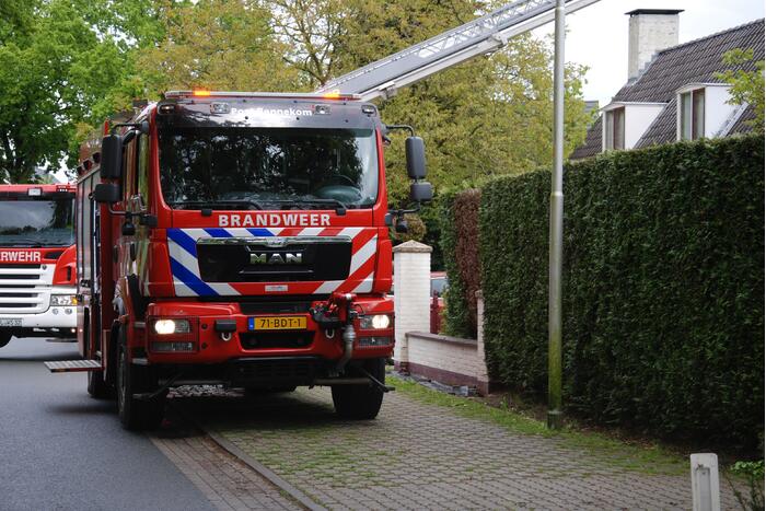 Brandweer blust brand in schoorsteen