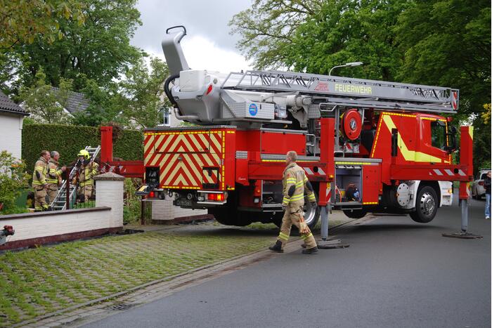 Brandweer blust brand in schoorsteen