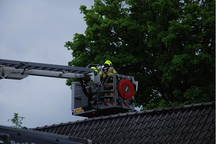 Brandweer blust brand in schoorsteen