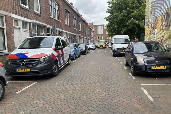 Vrouw vast met arm in deegrolmachine