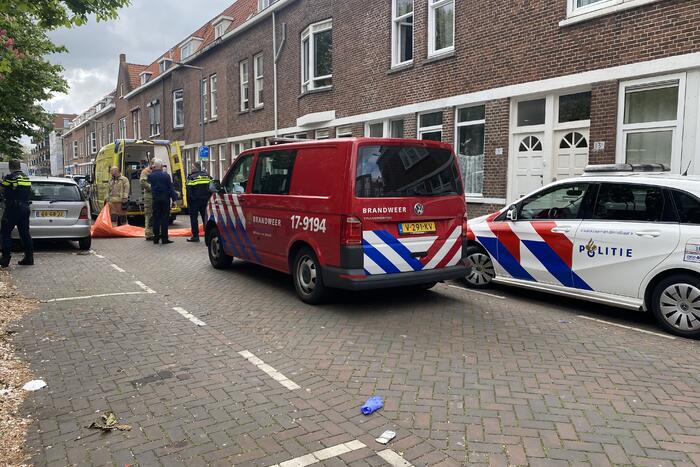 Vrouw vast met arm in deegrolmachine