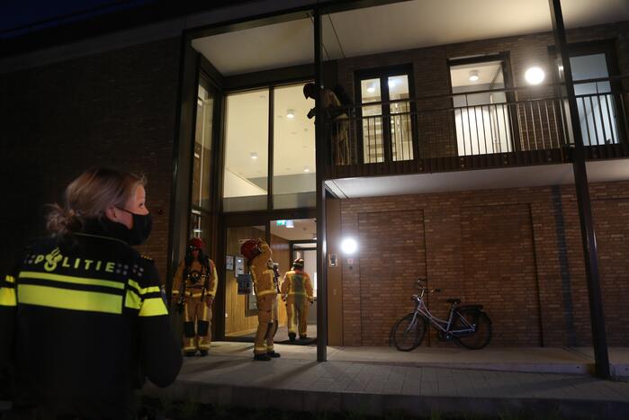 Brandweer blust brand in Laborhuis