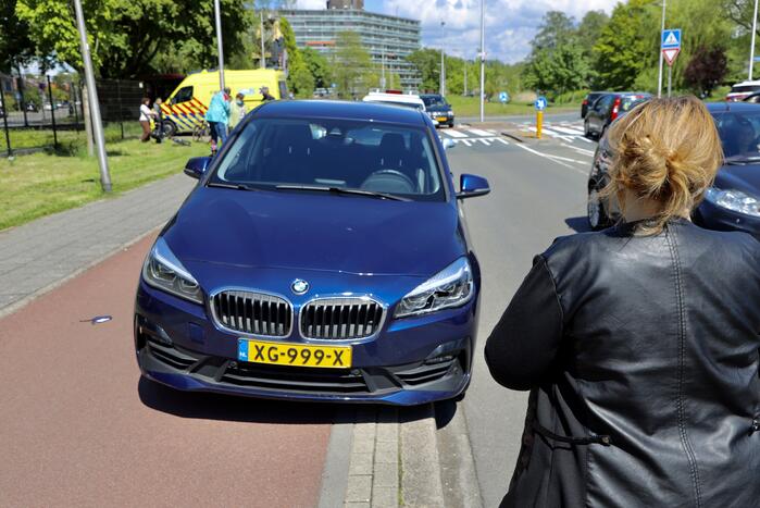 Auto botst op jonge fietser op rotonde