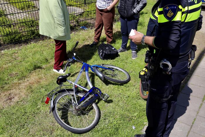 Auto botst op jonge fietser op rotonde