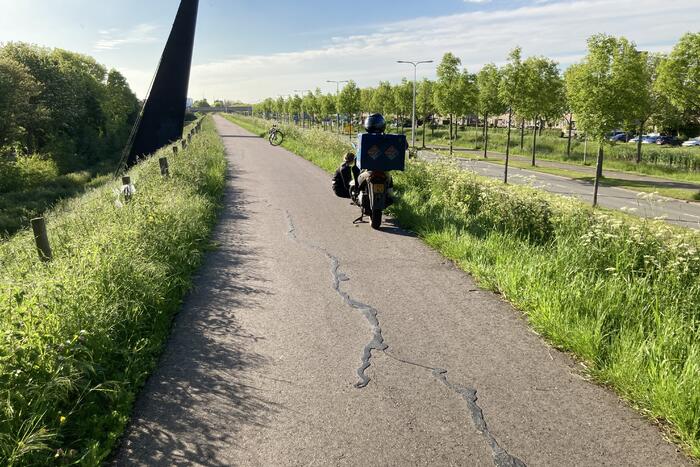 Pizzabezorger ten val met scooter