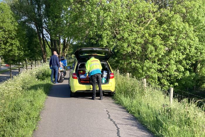 Pizzabezorger ten val met scooter