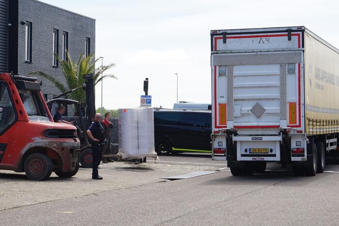 Hennepkwekerij en illegale sigarettenfabriek ontdekt in loods
