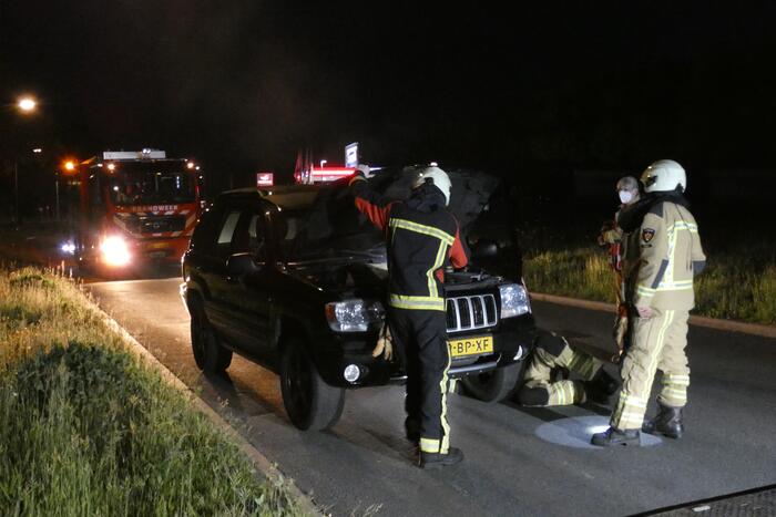 Auto vliegt spontaan in brand na pech