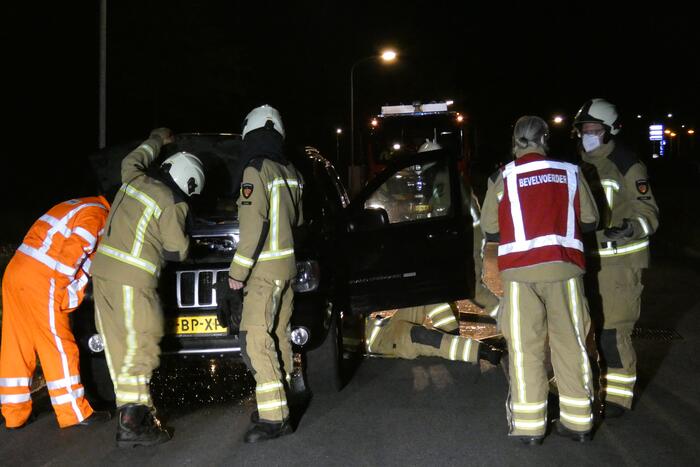 Auto vliegt spontaan in brand na pech