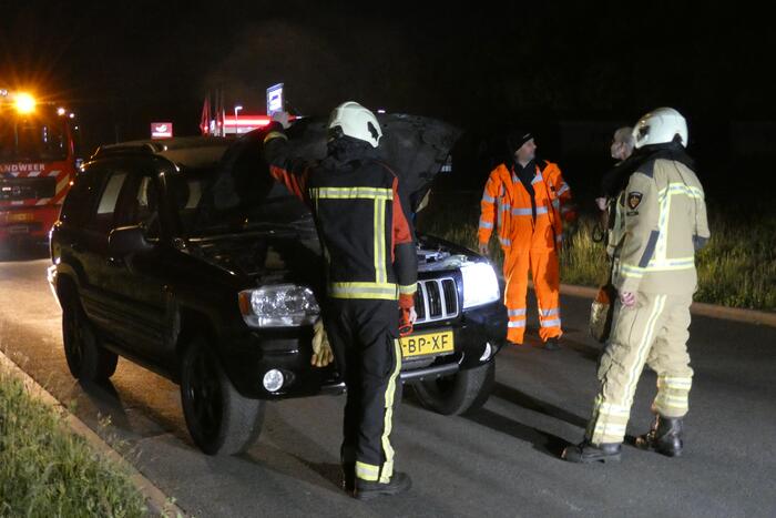 Auto vliegt spontaan in brand na pech