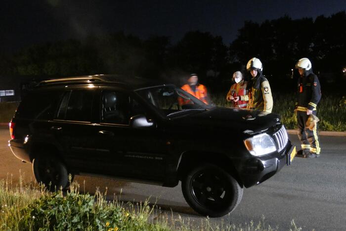 Auto vliegt spontaan in brand na pech