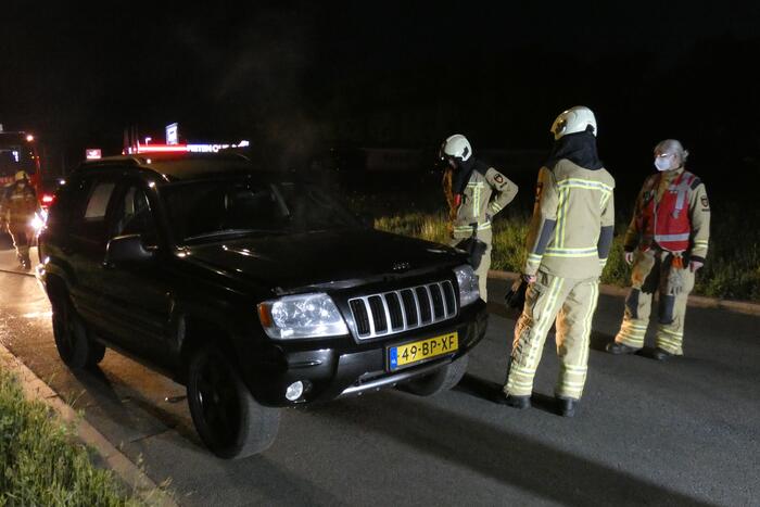Auto vliegt spontaan in brand na pech