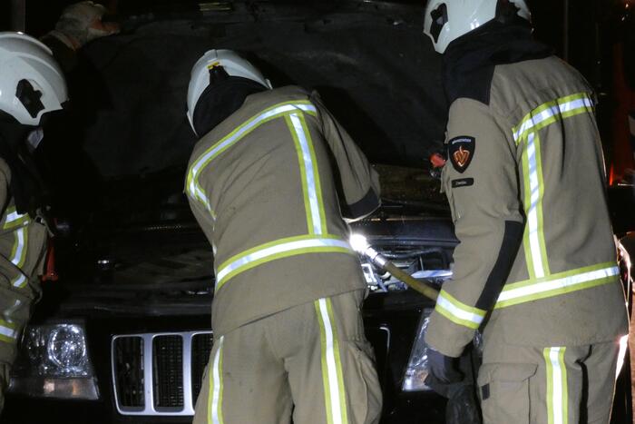 Auto vliegt spontaan in brand na pech