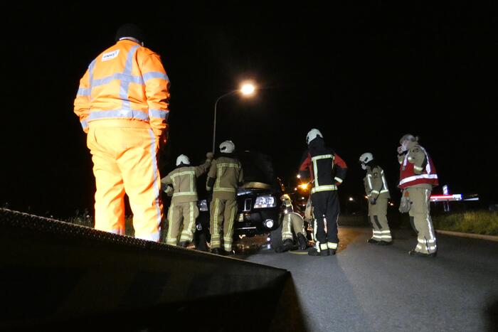 Auto vliegt spontaan in brand na pech