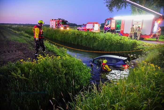 Bestuurder raakt met auto te water
