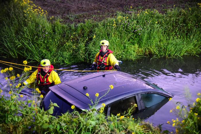 Bestuurder raakt met auto te water