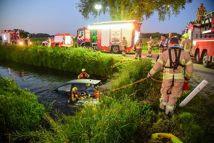 Bestuurder raakt met auto te water