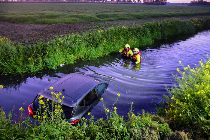 Bestuurder raakt met auto te water