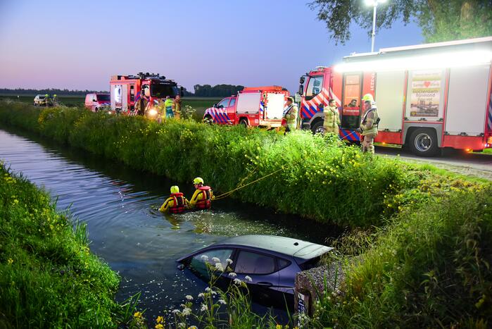Bestuurder raakt met auto te water