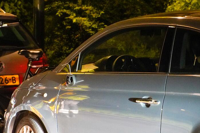 Scooterrijder gaat onderuit en beschadigd twee auto's