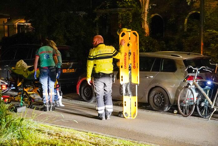 Scooterrijder gaat onderuit en beschadigd twee auto's