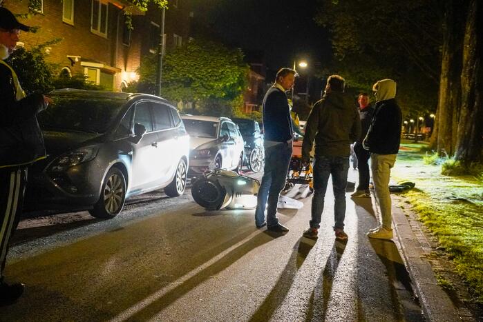 Scooterrijder gaat onderuit en beschadigd twee auto's