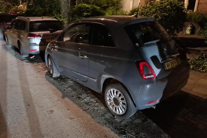 Scooterrijder gaat onderuit en beschadigd twee auto's