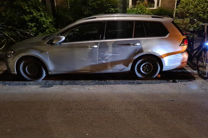 Scooterrijder gaat onderuit en beschadigd twee auto's