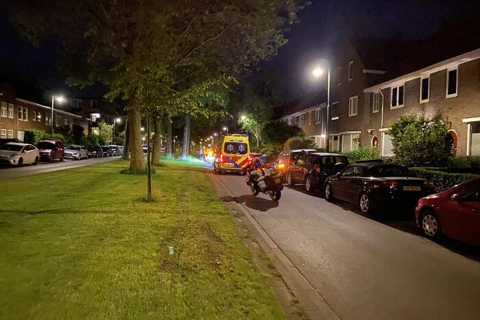Scooterrijder gaat onderuit en beschadigd twee auto's