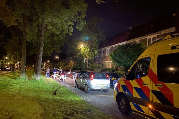 Scooterrijder gaat onderuit en beschadigd twee auto's
