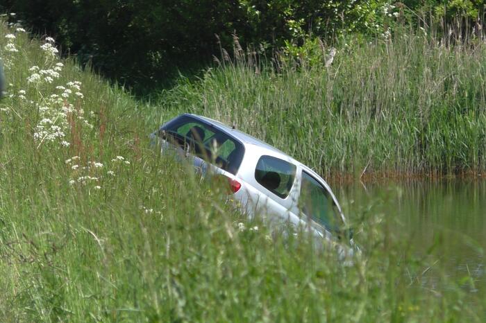 Personenauto belandt in water