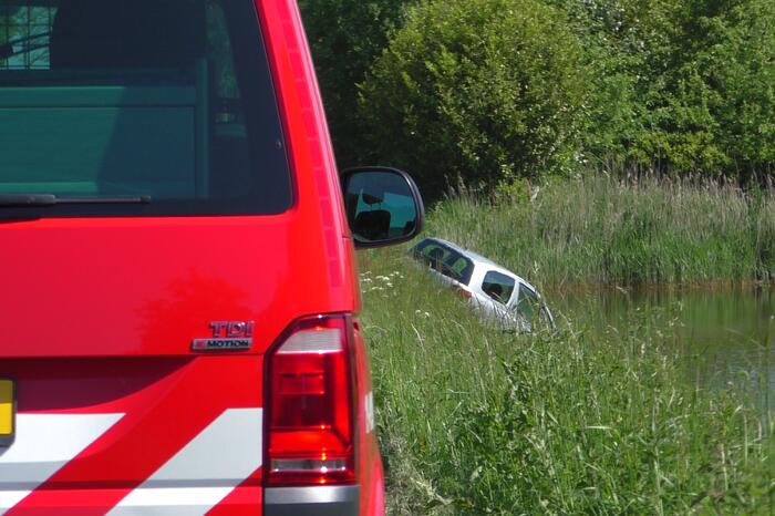 Personenauto belandt in water