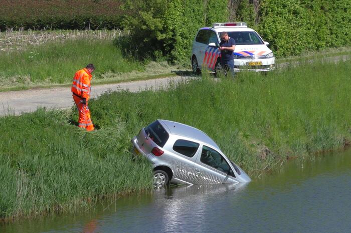 Personenauto belandt in water