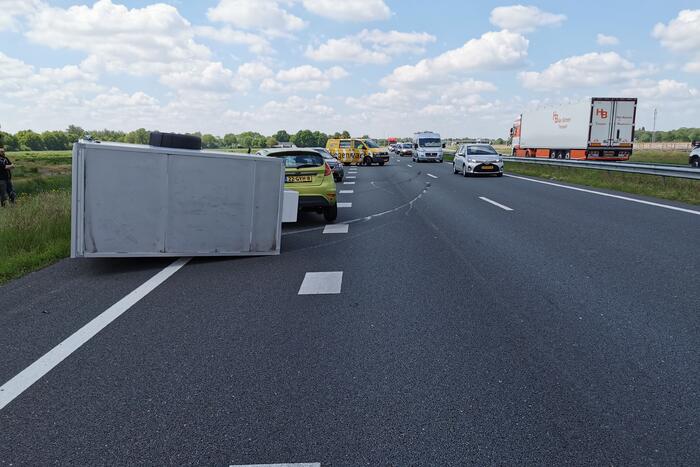 Verkeerd beladen aanhanger flink beschadigd