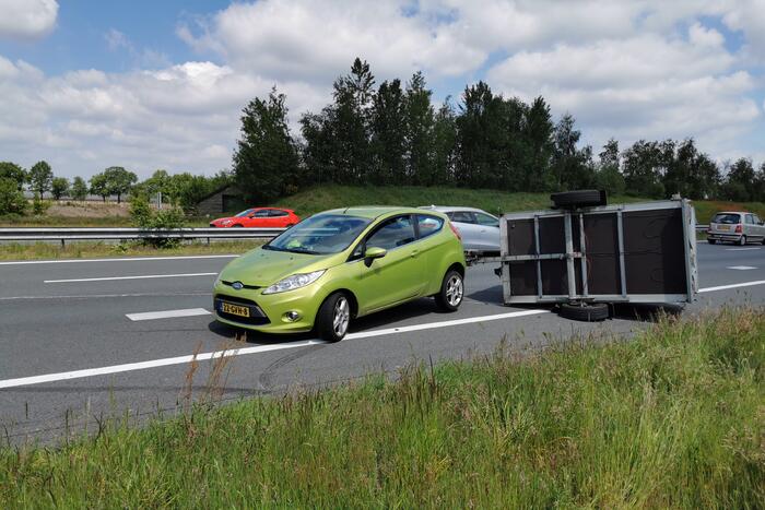 Verkeerd beladen aanhanger flink beschadigd