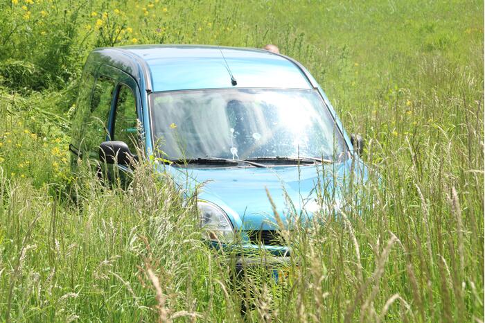 Auto belandt naast oprit van snelweg