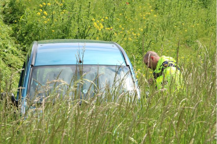 Auto belandt naast oprit van snelweg