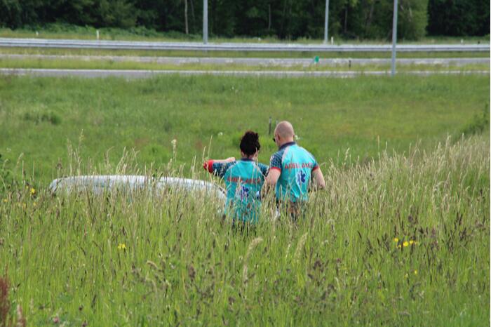 Auto belandt naast oprit van snelweg