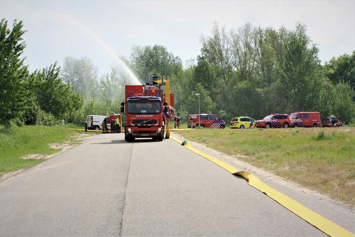 Brandweer oefent met nieuwe slangenwagen