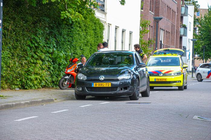 Schade na botsing tussen scooter en auto
