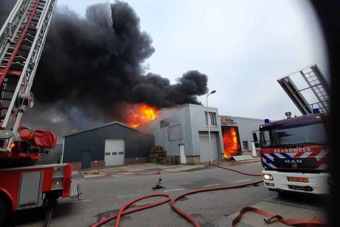 Dikke zwarte rookwolken bij uitslaande brand