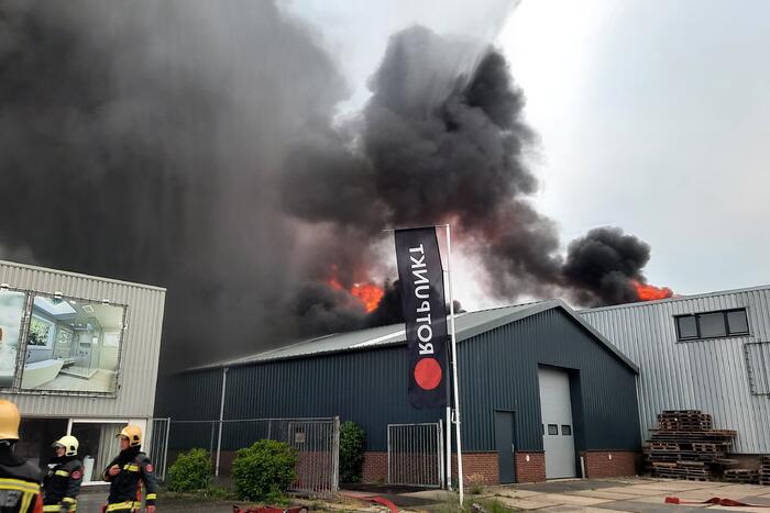 Dikke zwarte rookwolken bij uitslaande brand