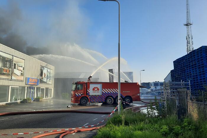 Dikke zwarte rookwolken bij uitslaande brand